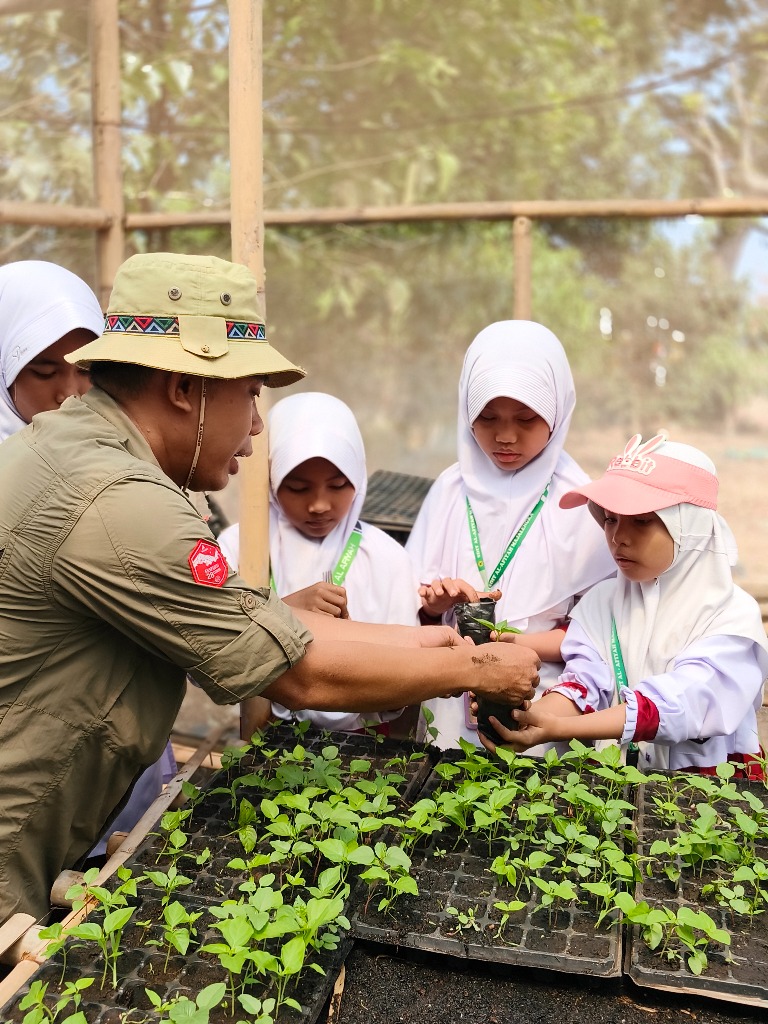 Bimbingan Praktik Semai Bibit ke Polybag